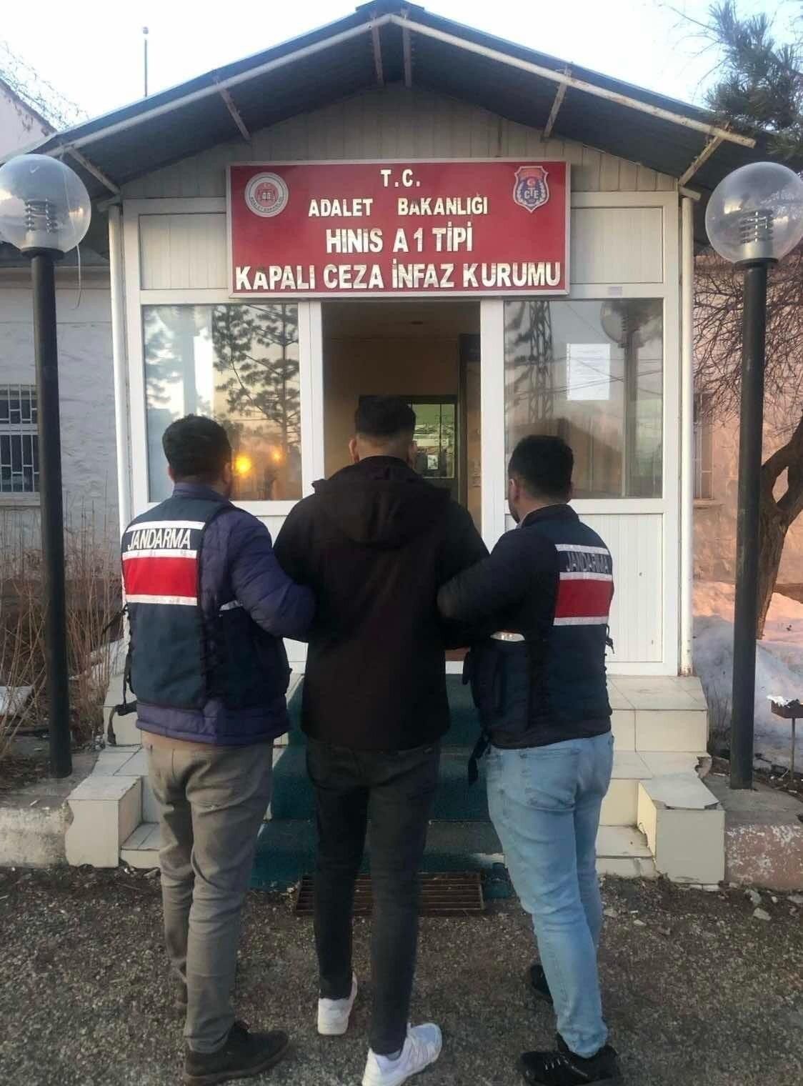 Jandarma aranan şahsı yakaladı