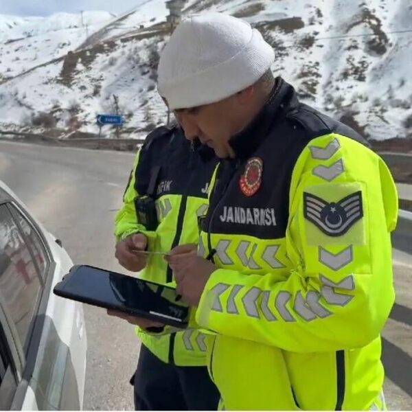 Jandarma ekipleri minibüs yolcularına trafik kurallarıyla ilgili bilgilendirme yapıyor.-2
