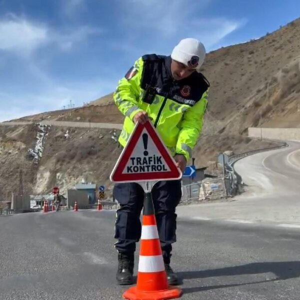 Jandarma ekipleri minibüs yolcularına trafik kurallarıyla ilgili bilgilendirme yapıyor.-4