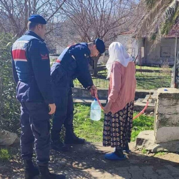 Jandarma ekipleri yaşlı vatandaşlara destek oluyor.