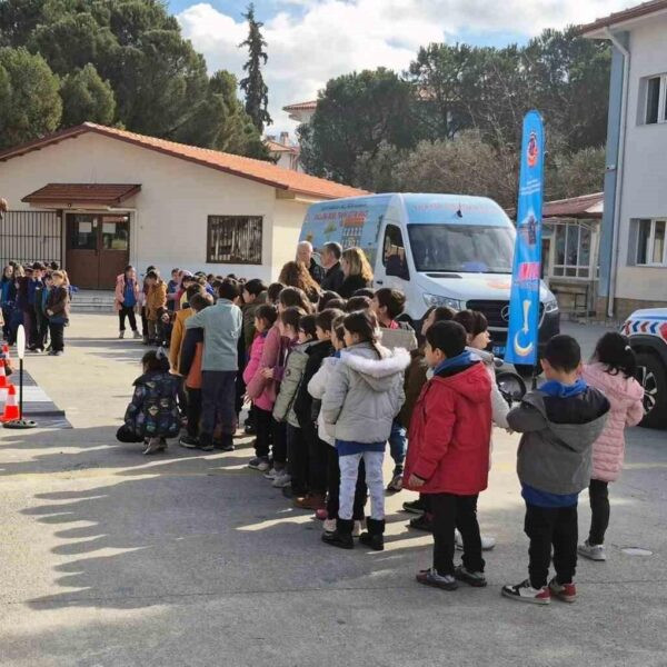 Jandarma personeli trafik eğitimi veriyor.-1