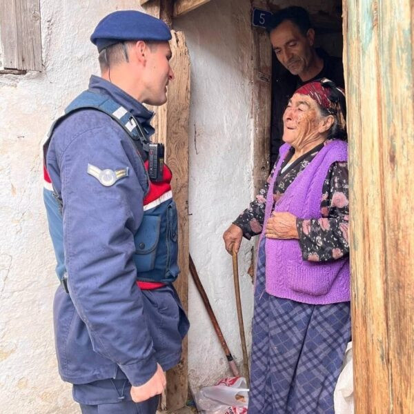 Jandarma personeli yaşlı bir vatandaşı ziyaret ediyor.-1