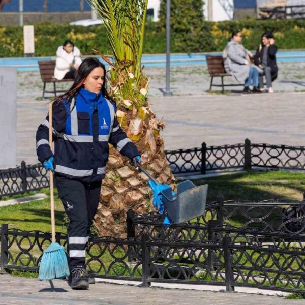 Kadın süpürgeciler İzmir sokaklarını temizliyor-1