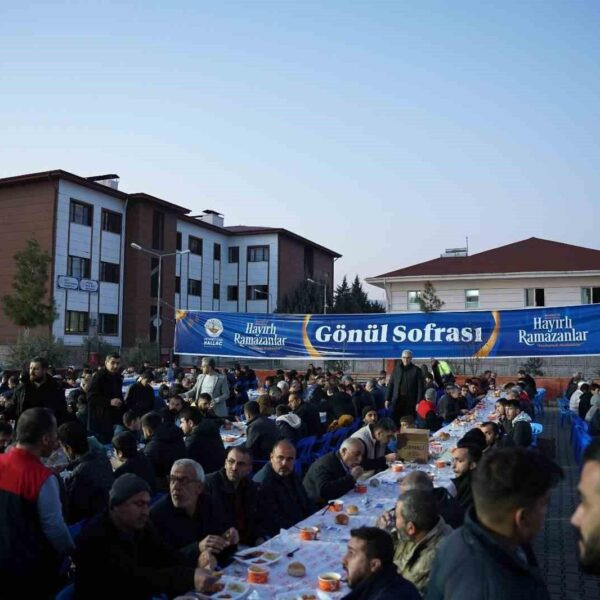 Kahta Belediye Başkanı Mehmet Can Hallaç, vatandaşlarla birlikte iftar sofrası paylaşıyor.-1