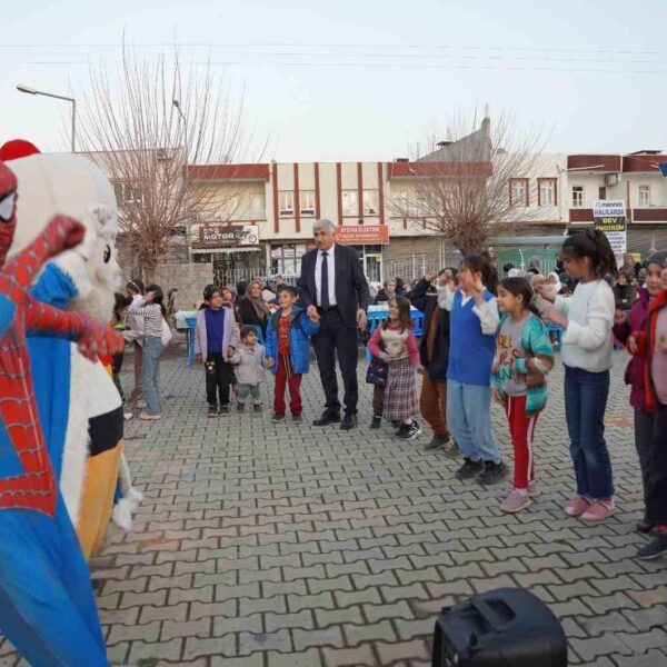 Kahta Belediye Başkanı Mehmet Can Hallaç, vatandaşlarla birlikte iftar sofrası paylaşıyor.-3