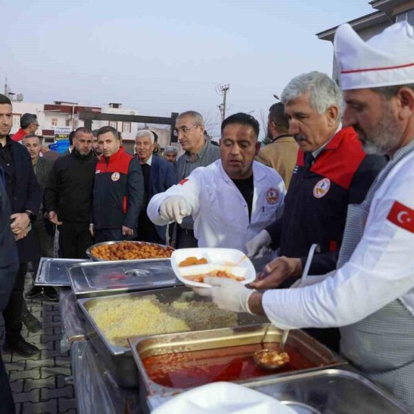 Kahta'da düzenlenen iftar çadırında vatandaşların bir araya geldiği ve Ramazan ruhunu yaşadığı bir an.-2