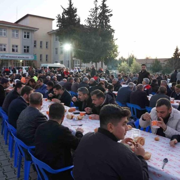 Kahta'da düzenlenen iftar çadırında vatandaşların bir araya geldiği ve Ramazan ruhunu yaşadığı bir an.-4