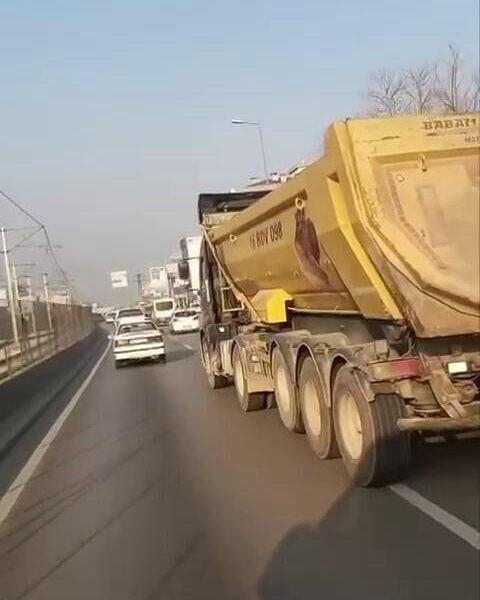 Kamyon sürücüsü trafiği tehlikeye atıyor-2