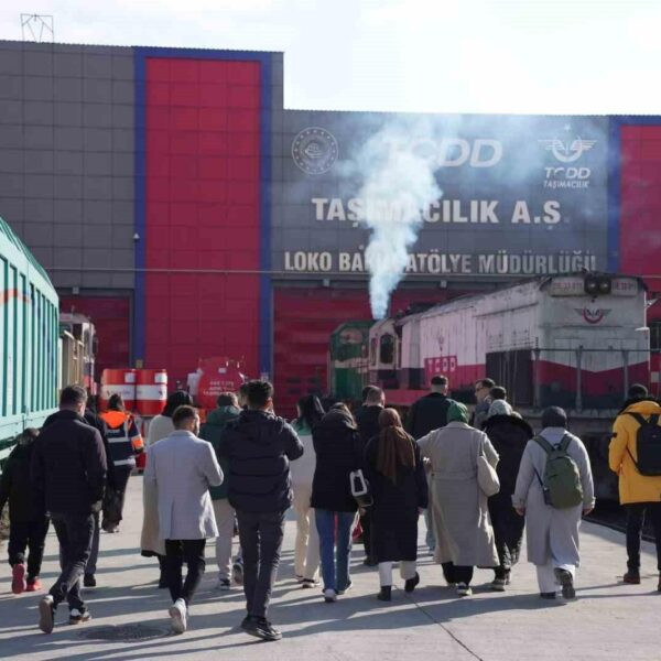 Karabük Demir Çelik Fabrikası'nda üretilen demir-çelik ürünlerinin ulaşım sistemlerine entegre edilmesi hakkında bilgi alan gençler-2