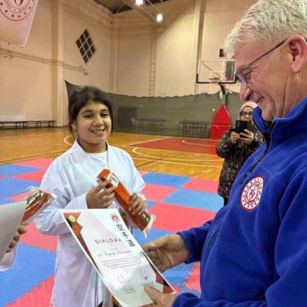 Karate sporcularının kuşak sınavında performans gösterdiği fotoğraf-1