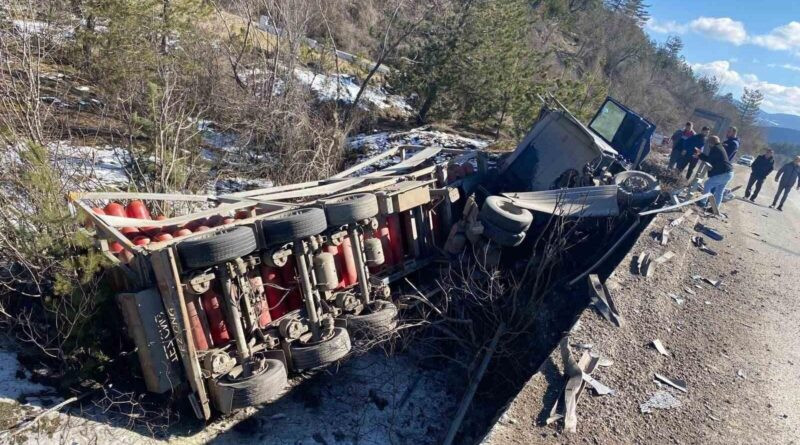 Kastamonu'nun Daday İlçesinde Doğalgaz Tüplerinin Taşıdığı Kamyon Devrildi, Sürücü Yaralandı 1