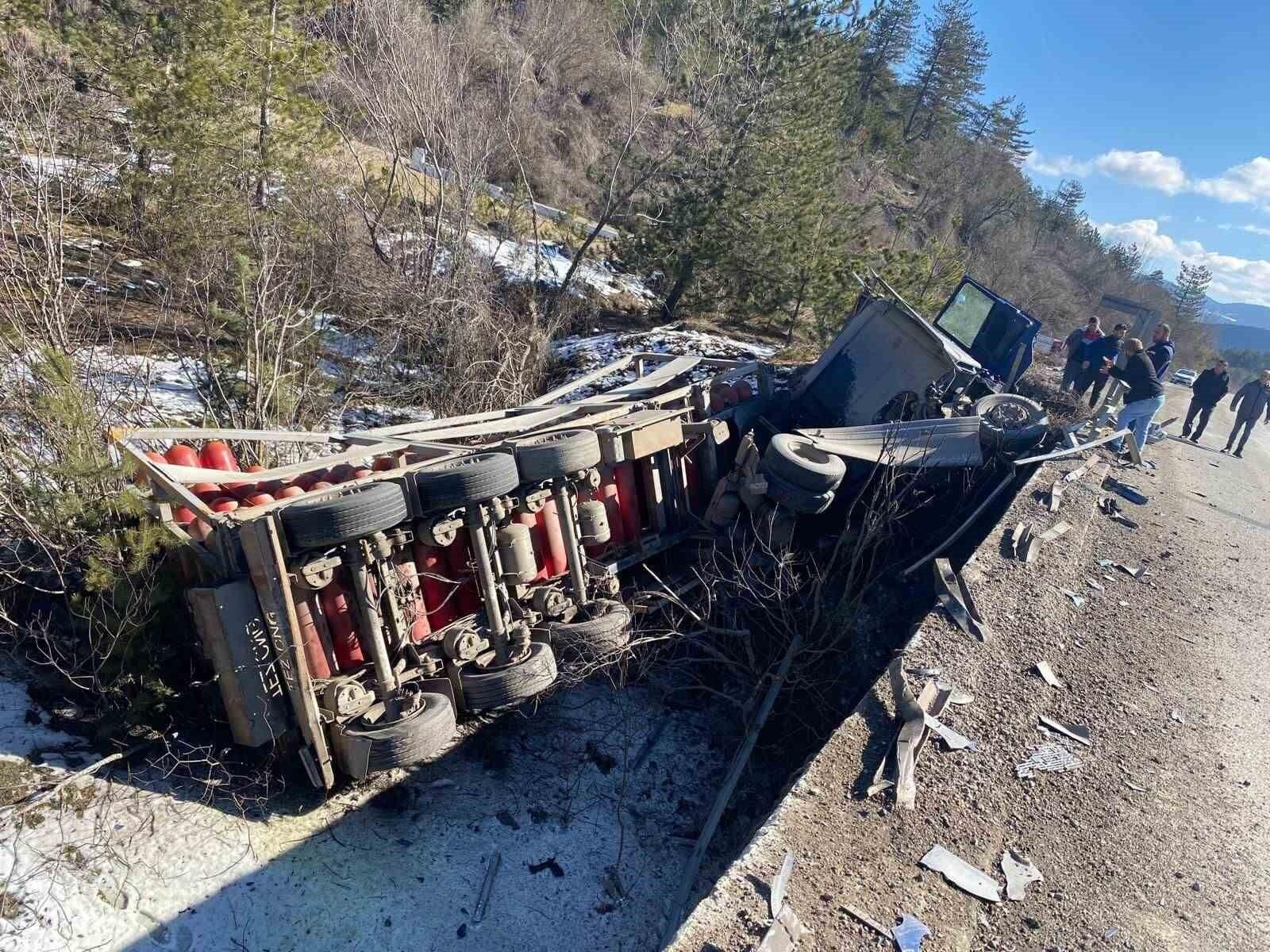 Kastamonu’nun Daday İlçesinde Doğalgaz Tüplerinin Taşıdığı Kamyon Devrildi, Sürücü Yaralandı