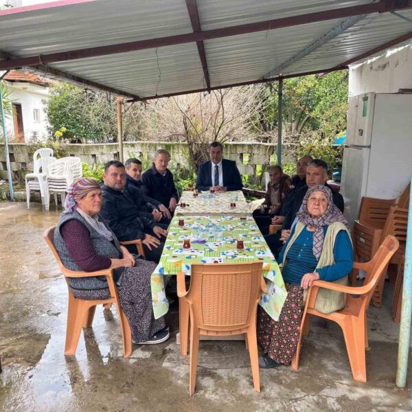 Kaymakam Yakuta, vatandaşlarla sohbet ediyor