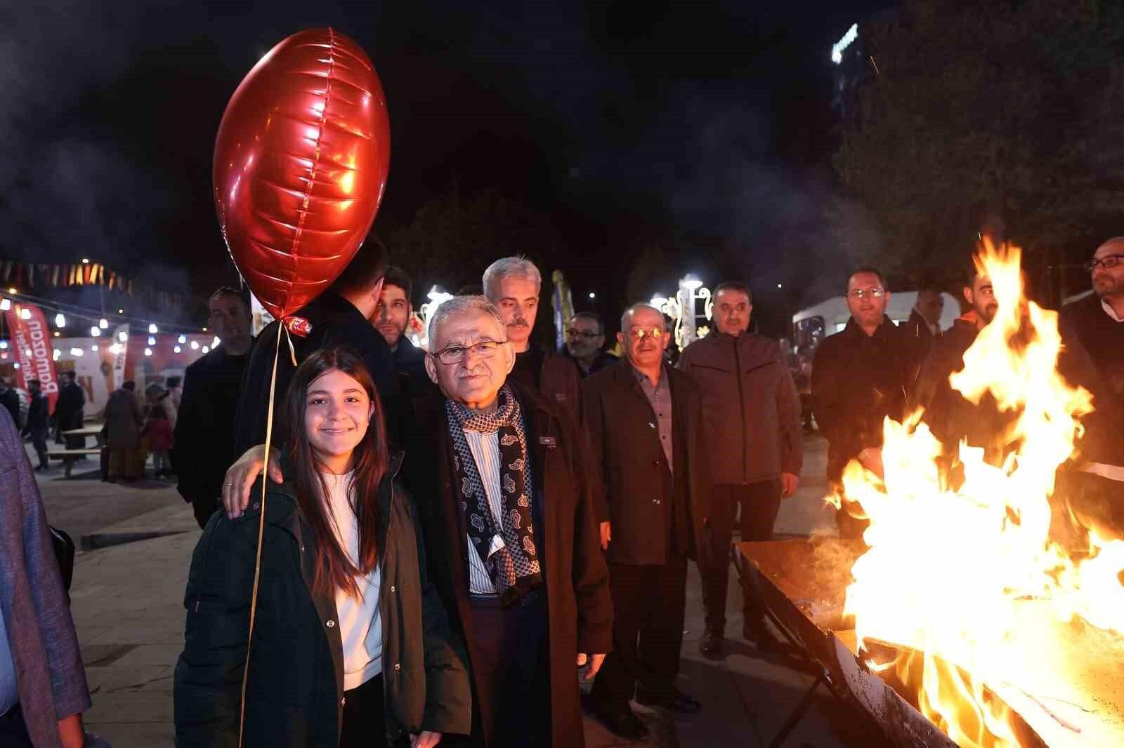 Kayseri Büyükşehir Belediye Başkanı Dr. Memduh Büyükkılıç, Göksel Baktagir’in Konserine Katıldı