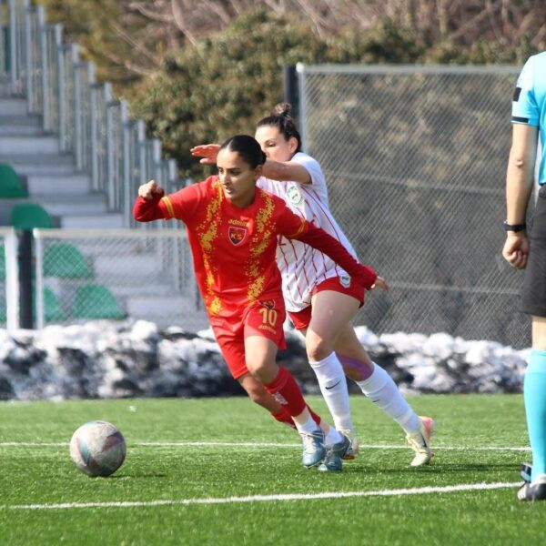 Kayseri Kadın FK ve Gölbaşı Belediyespor oyuncuları-1