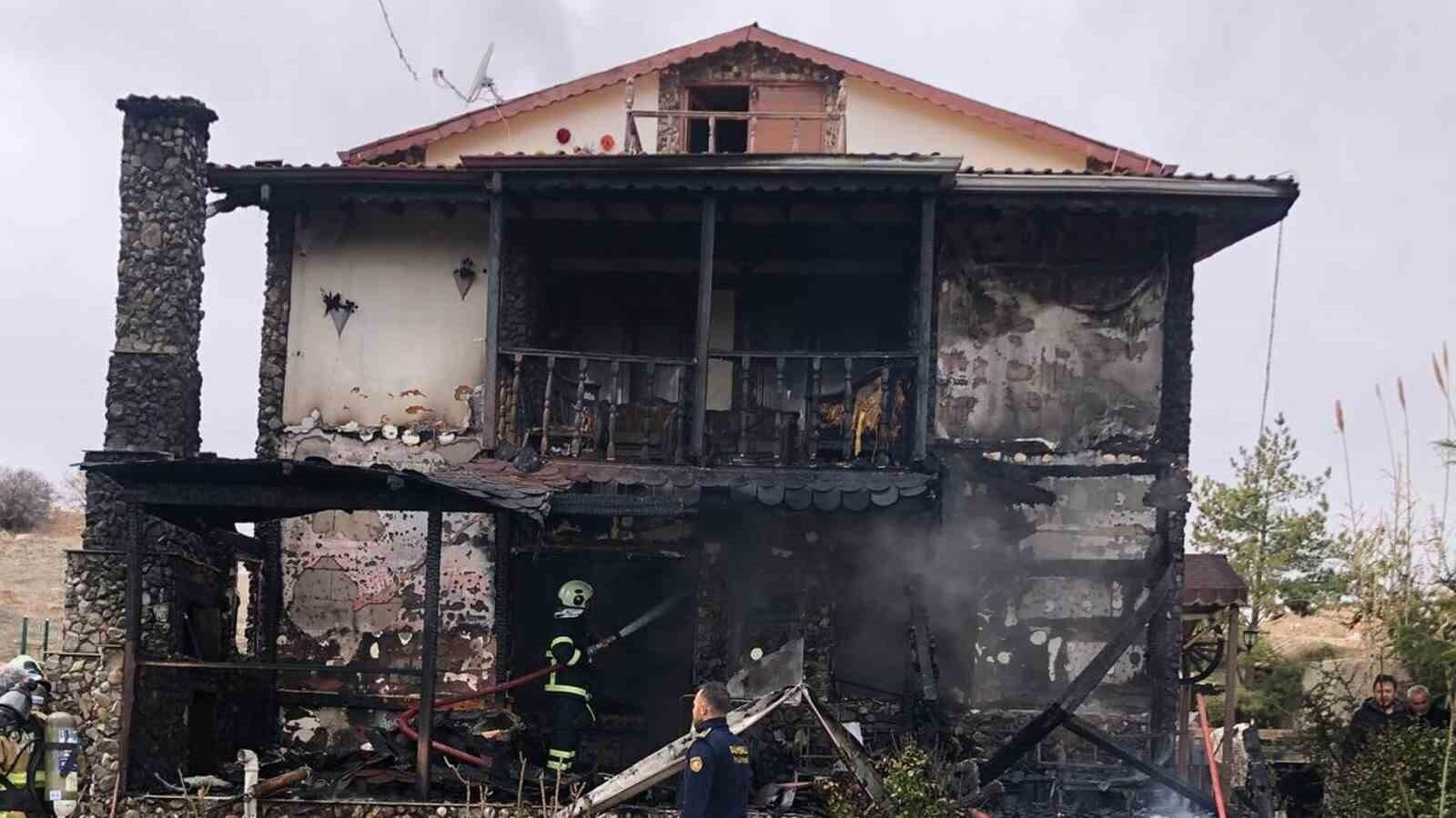 Kırıkkale’de korkutan yangın: Alevler tüpü patlattı, iki katlı ev küle döndü