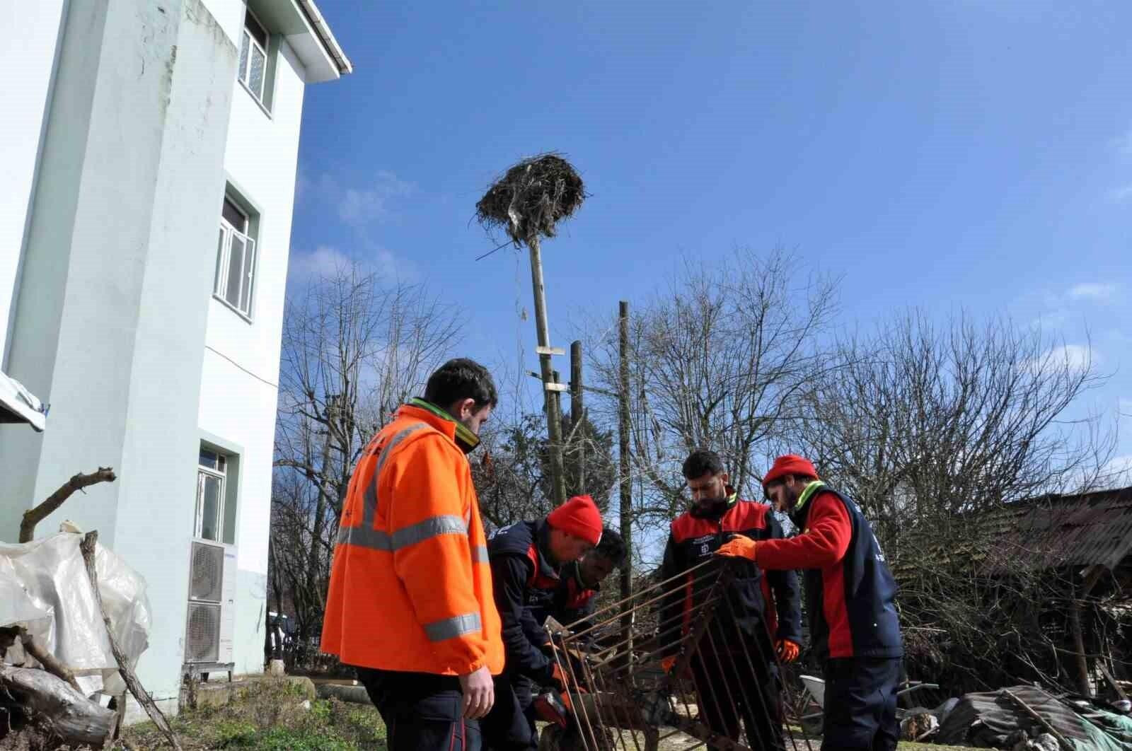 Kocaeli’nde Rüzgarın Etkisiyle Eğilen Telefon Direğindeki Leylek Yuvası Onarıldı