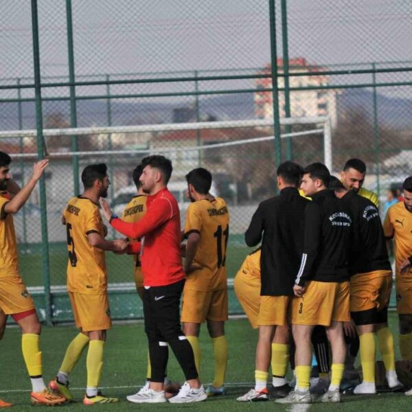 Kocasinan Şimşekspor ve Hacılar Erciyesspor oyuncuları arasındaki maç-1