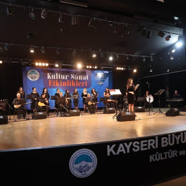 Konserde Büyükşehir Belediyesi Genel Sekreter Yardımcısı Mustafa Türkmen'in Türk Halk Müziği Topluluğu şefi Mesut Divringi'ne çiçek takdimi