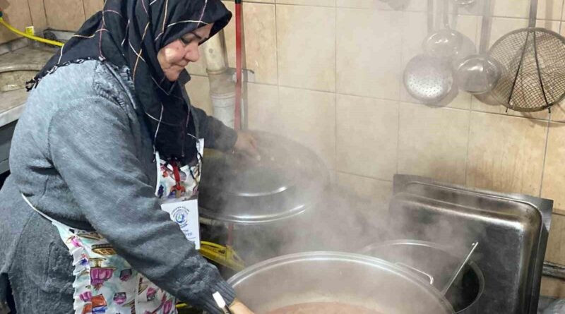 Konya'da Emekli Öğretmen Sema Aydın, Aşeviyle Yardımlaşarak Hayata Tutunuyor 1