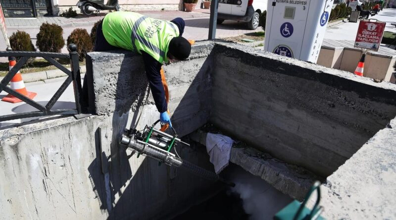 Kütahya Belediyesi Kışlak Mücadelesi Kapsamında Kanal Sisleme ve İlaçlama Çalışmalarını Sürdürüyor 1