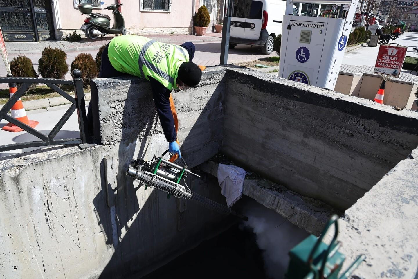 Kütahya Belediyesi Kışlak Mücadelesi Kapsamında Kanal Sisleme ve İlaçlama Çalışmalarını Sürdürüyor