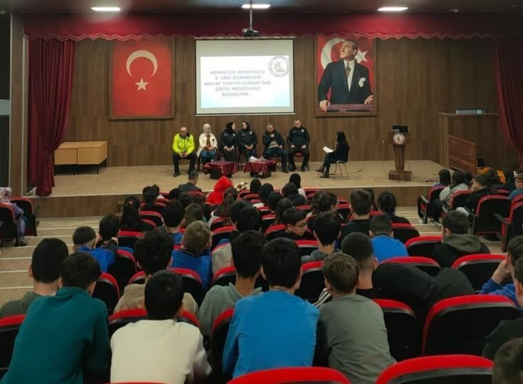 Kütahya Gediz’de Mehmetçik Ortaokulu Öğrencileri Polislik Mesleği Hakkında Bilgi Edinme Fırsatı Buldu