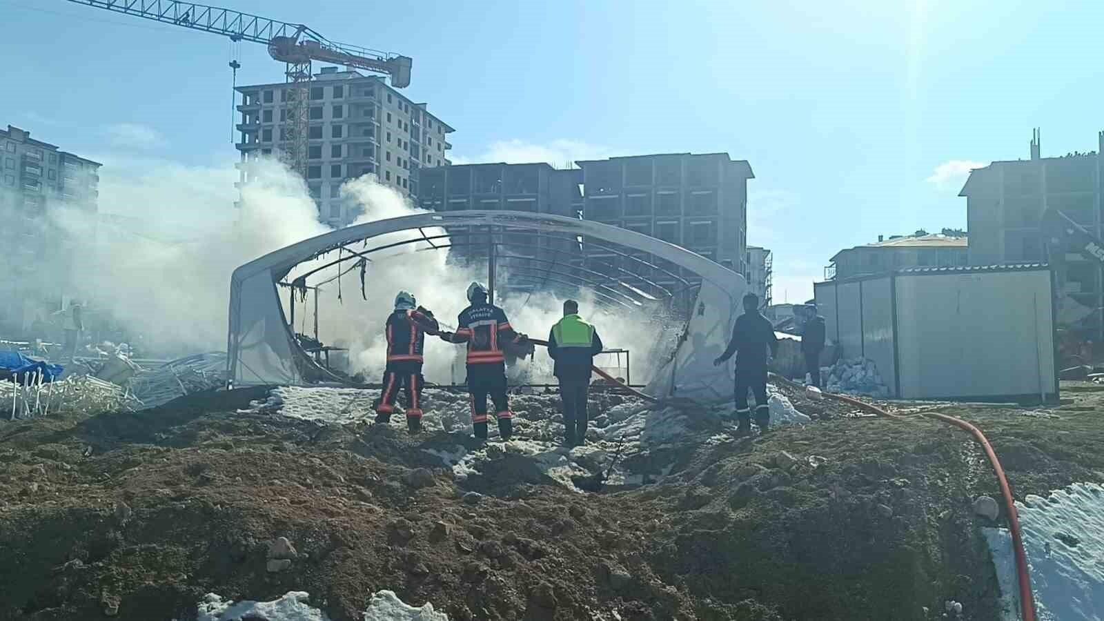 Malatya’da Çadır Deposunda Yangın, Maddi Hasar