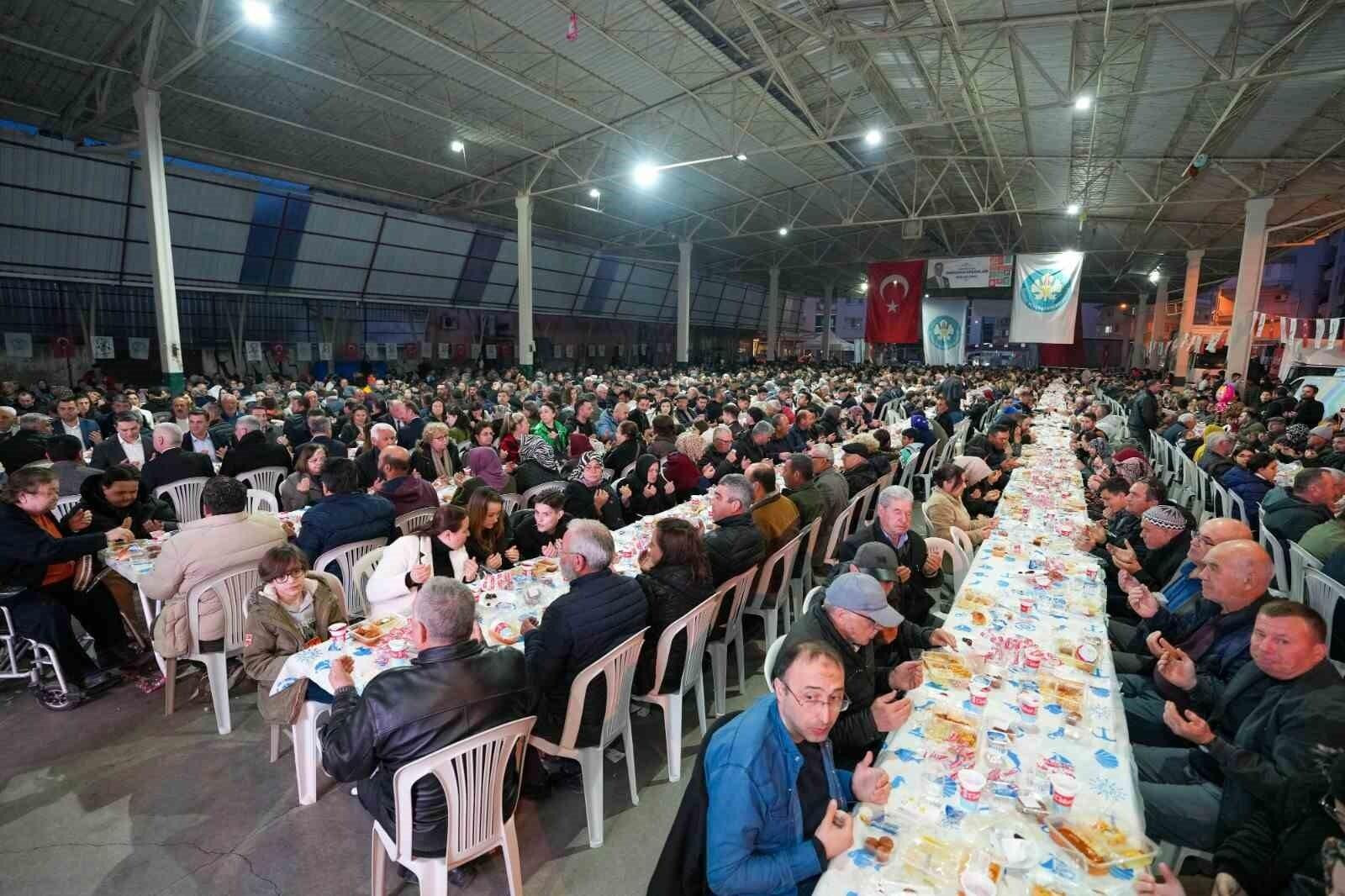 Manisa Büyükşehir Belediyesi Saruhanlı’nda 2 Bini Aşkin Vatandaşı Bir Araya Getiren Büyük İftar Düzenledi