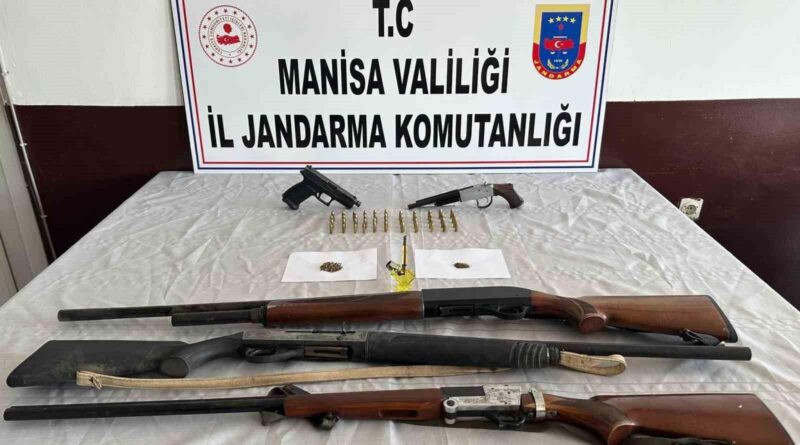 Manisa Kırkağaç'ta Jandarma Operasyonu: 2 Tabanca, 3 Av Tüfeği ve Çok Sayıda Fişek Ele Geçirildi 1