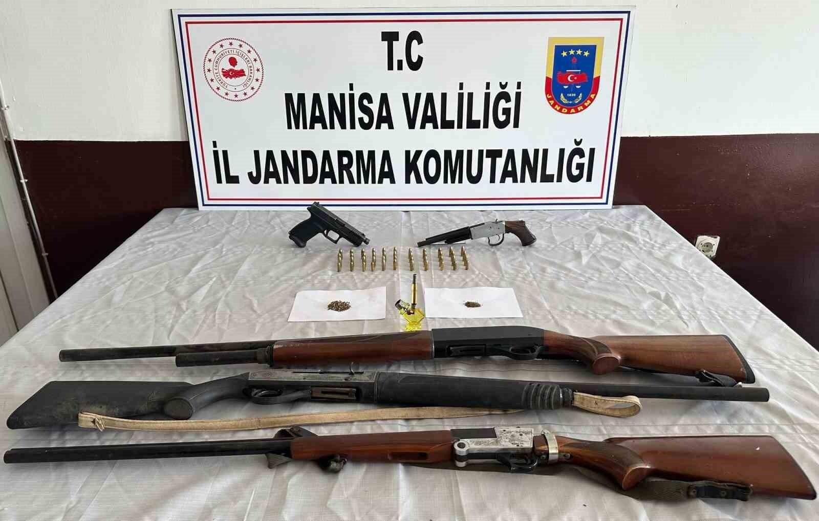 Manisa Kırkağaç’ta Jandarma Operasyonu: 2 Tabanca, 3 Av Tüfeği ve Çok Sayıda Fişek Ele Geçirildi