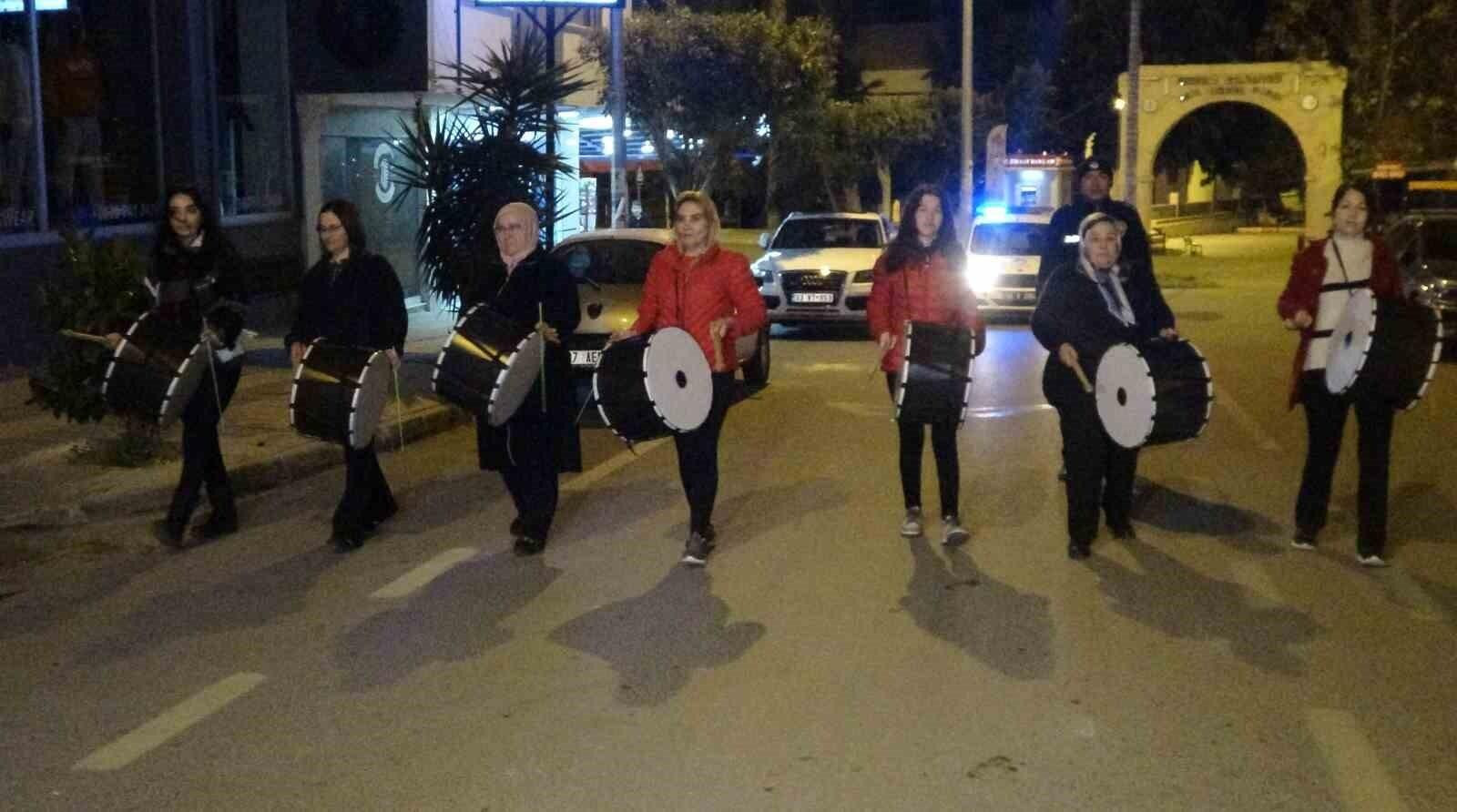 Mersin Erdemli’de Kadın Davulcular Sahur Manileriyle Vatandaşları Uyanık Tuttu