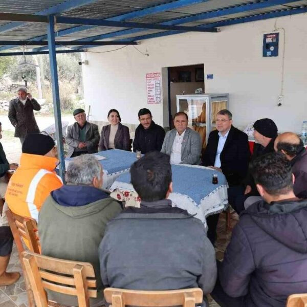 Mersin Silifke Belediye Başkanı Dr. Mustafa Turgut, mahalle sakinleriyle sohbet ediyor.-1