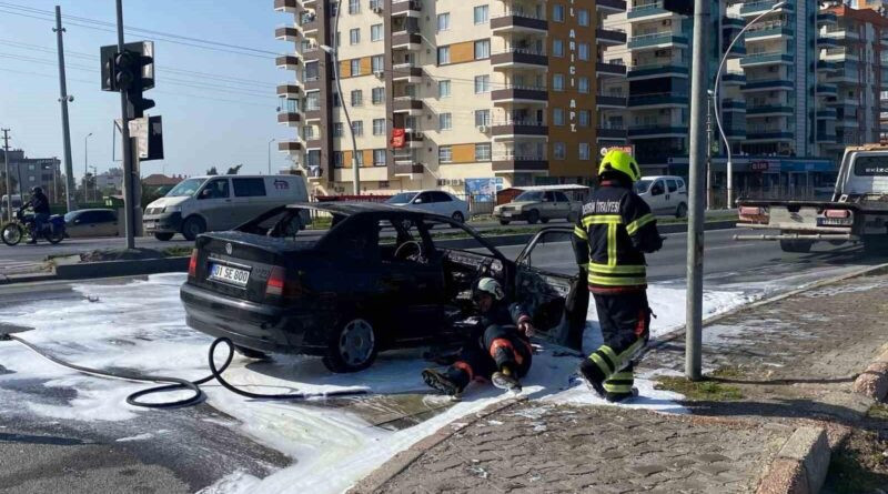 Mersin Tarsus'ta D-400'de Otomobil Yangını 1