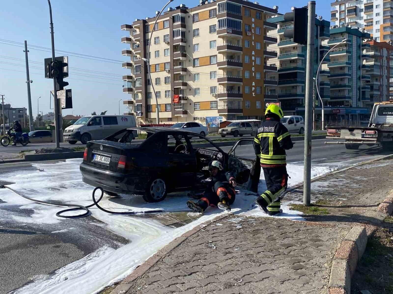 Mersin Tarsus’ta D-400’de Otomobil Yangını