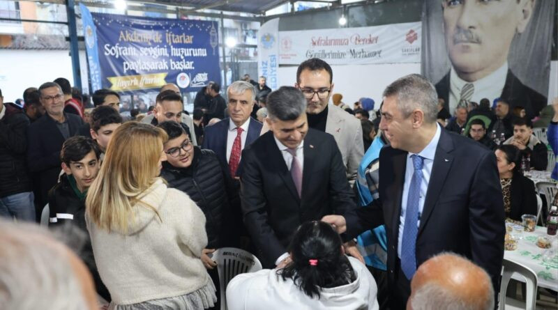 Mersin Valisi Toros, Adana Vakıflar Bölge Müdürü Evsen ve Akdeniz Kaymakamı Şener ile Vatandaşlarla Iftar Yedi 1