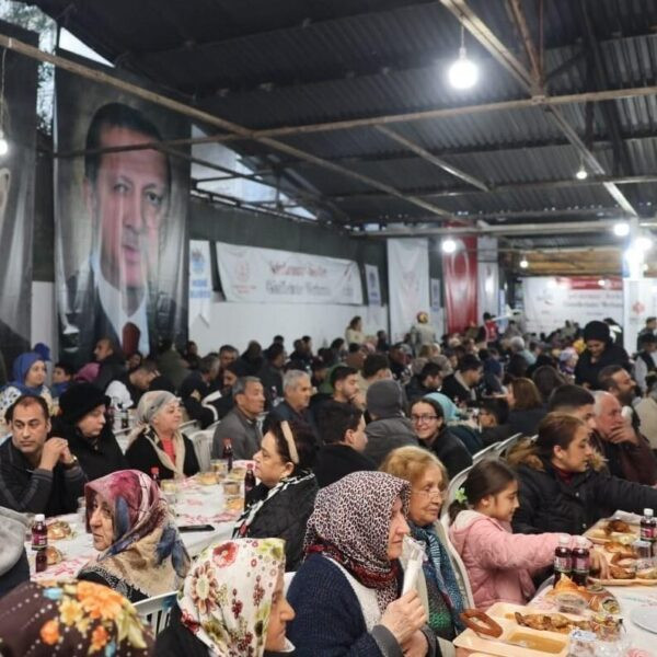 Mersin Valisi Toros, Adana Vakıflar Bölge Müdürü Metin Evsen ve Akdeniz Kaymakamı Zeyit Şener iftar sofrasında vatandaşlarla birlikte.-1