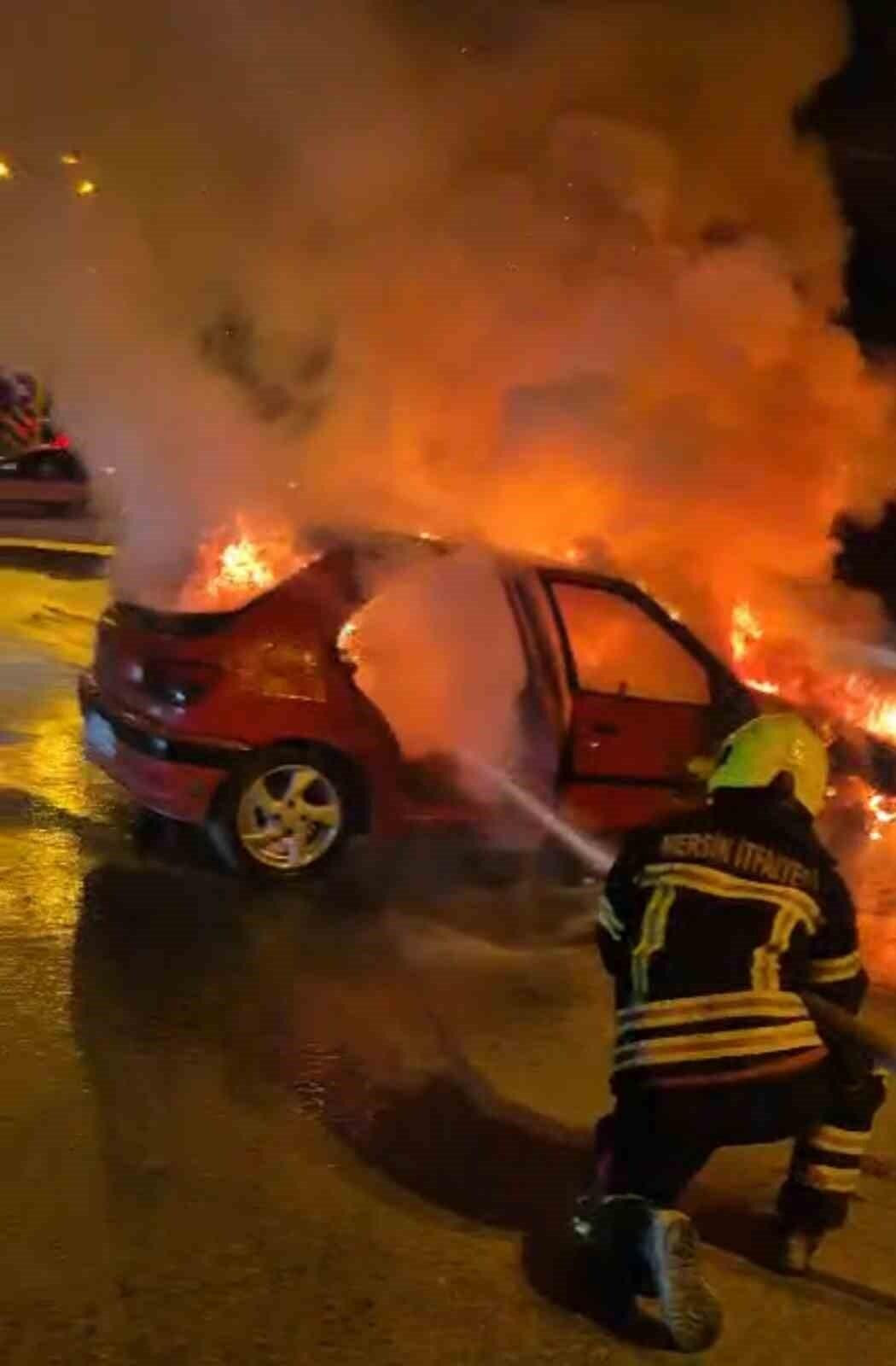 Mersin’de otomobil alev alev yandı