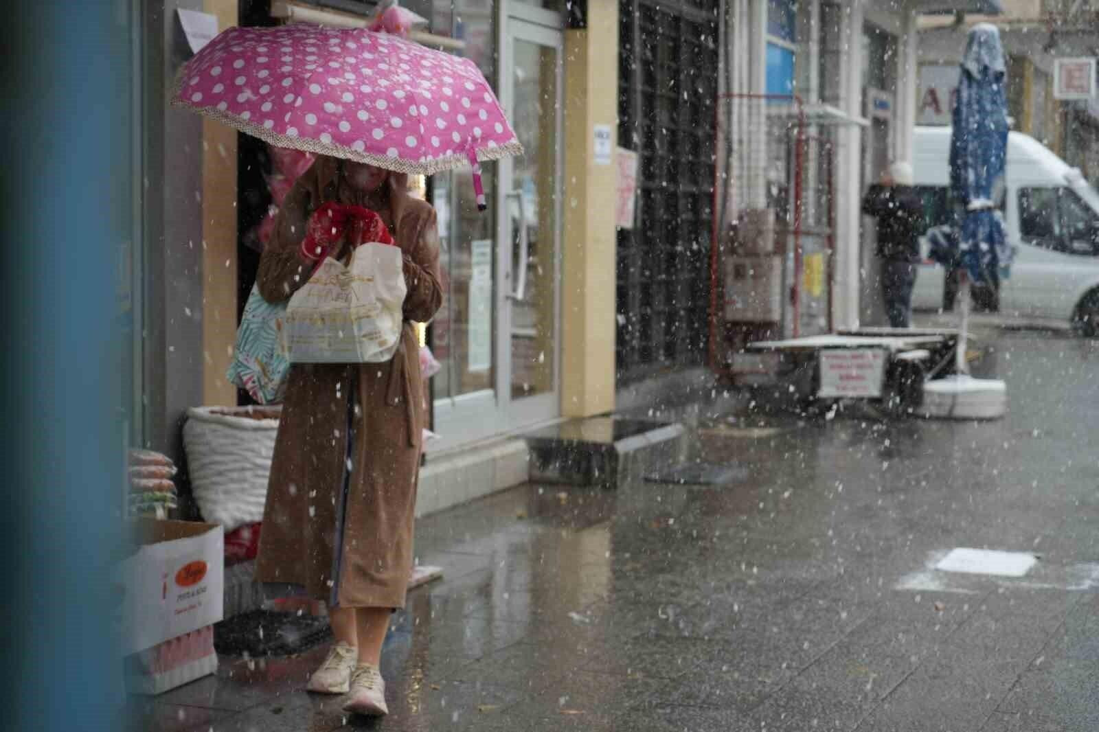 Mevsim normallerinin üzerinde seyreden sıcaklar yerini soğuk ve yağışa bırakıyor