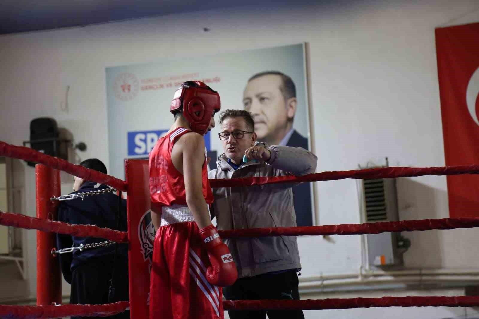 Muğla’da Genç Boksörler Yıldızlar, Genç A ve Genç B Kategorilerinde İl Birinciliği İçin Çıkarak Heyecanlı Mücadeleler Veriyor