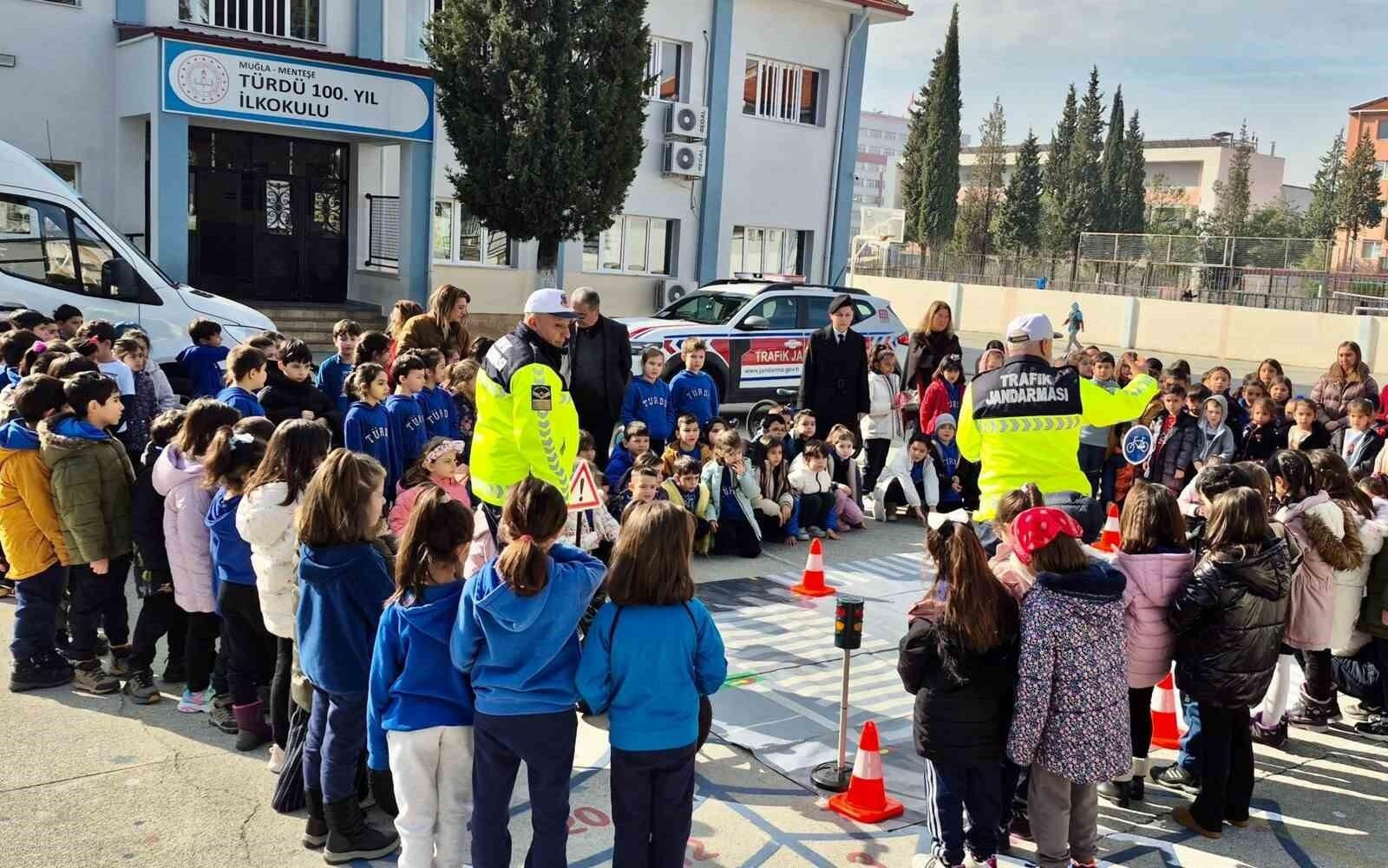 Muğla Jandarma’sı Öğrencilere Trafik Eğitimi Vermeye Devam Ediyor