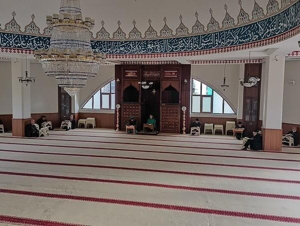 Mukabele geleneğiyle cami cemaatı Kuran-ı Kerim'i takip ediyor.