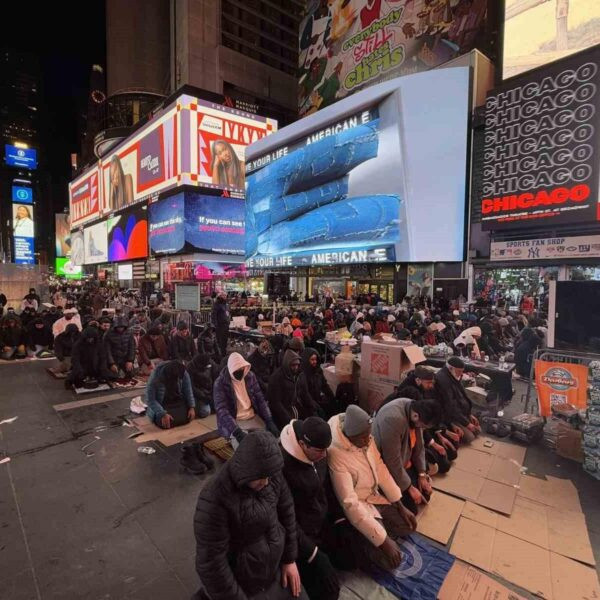 Müslümanlar Times Meydanı'nda iftar namazı kılıyor.-5