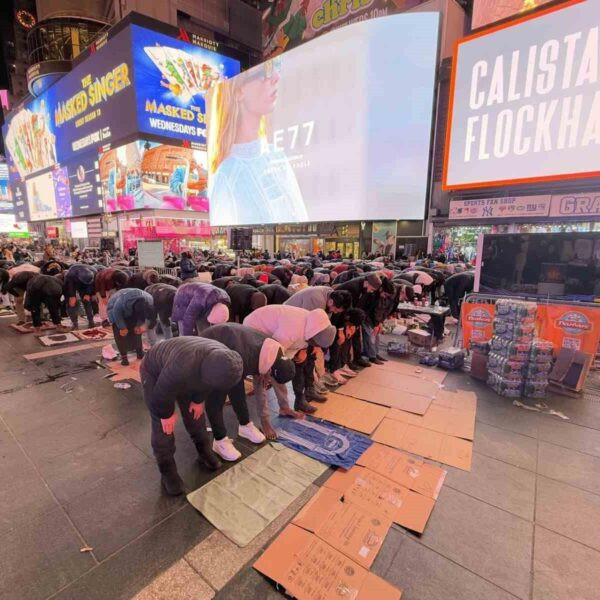 Müslümanlar Times Meydanı'nda iftar namazı kılıyor.-7