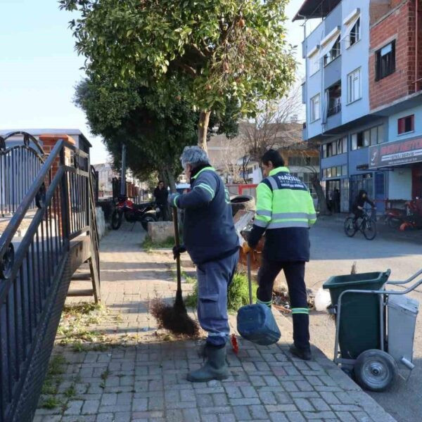 Nazilli Belediyesi ekiplerinin eski sanayi bölgesinde temizlik çalışması yaptığı görsel-1