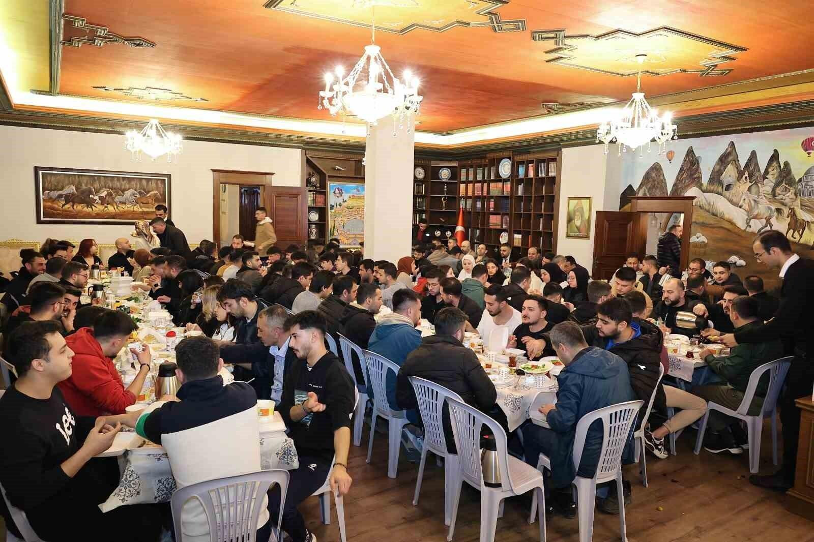 Nevşehir Belediye Başkanı Rasim Arı ile 200 Üniversite Öğrencisi Sahur Sofrası