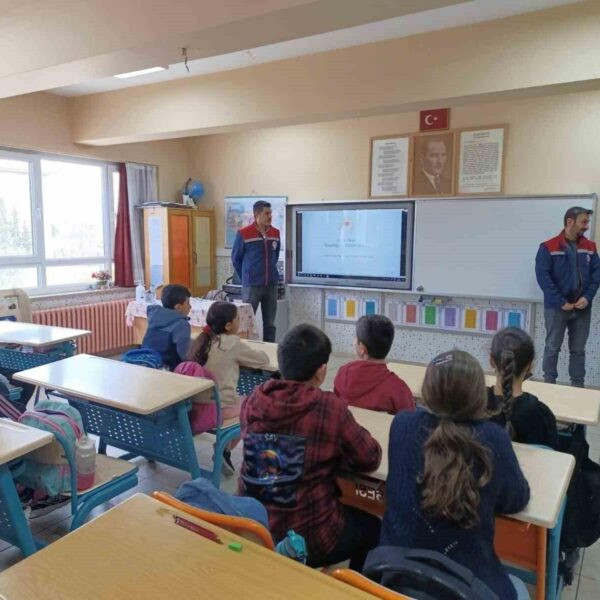 Öğrenciler gıda etiketleri hakkında bilgi alıyor.-2