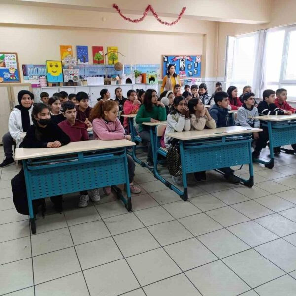 Öğrenciler gıda etiketleri hakkında bilgi alıyor.-4