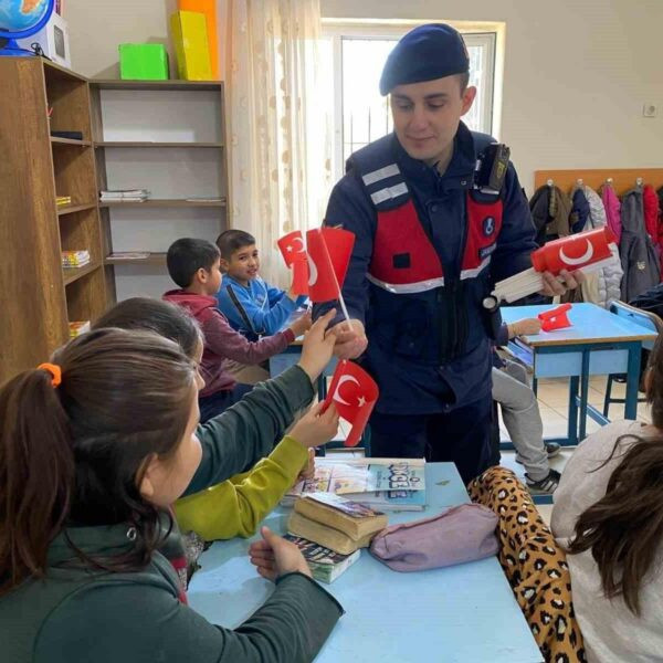 Öğrenciler jandarma ekipleriyle fotoğraf çekiniyor.-2