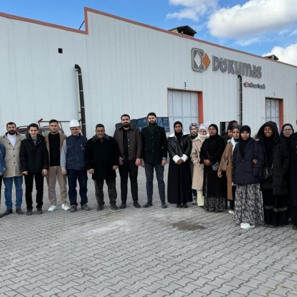 Öğrenciler Malatya Organize Sanayi Bölgesi'ndeki bir plastik fabrikasını ziyaret ediyor.